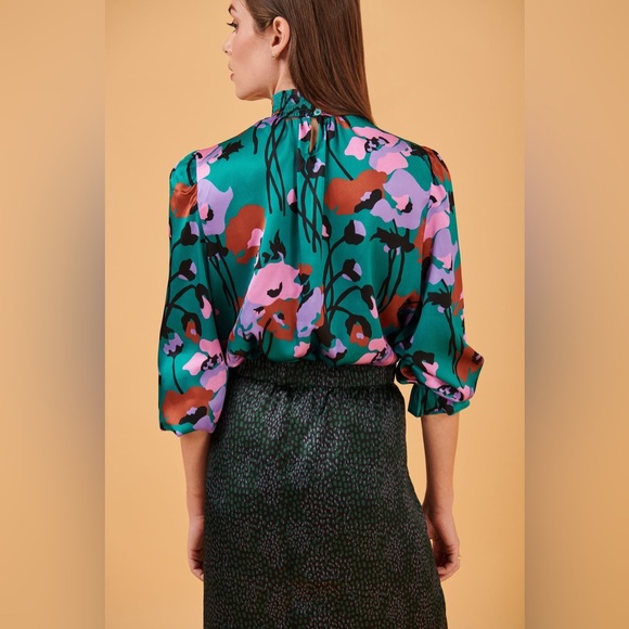 Tucker NYC Stella Top
Dini's Teal Floral in Crepe de Chine - Picture 2 of 8